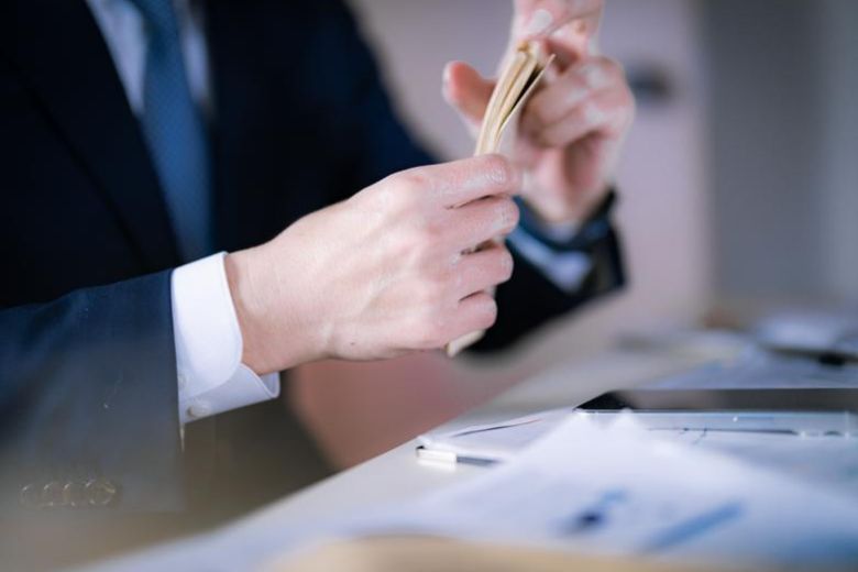 小学校の床材をはがす機械で富を築いた男