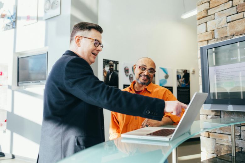 どんな人に話を聞けばよいのか